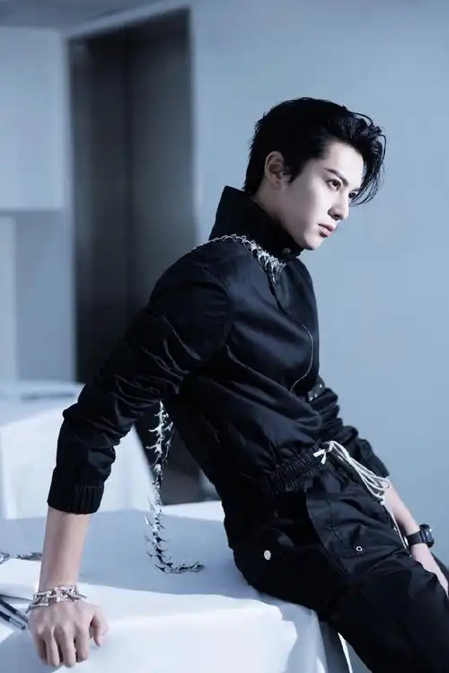 组图:王鹤棣未来时空交错感大片释出 眼神冷冽气场十足_高清图集_新浪