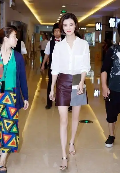 车晓无论颜值身高都算的上一流但略显消瘦的身材缺少韵味