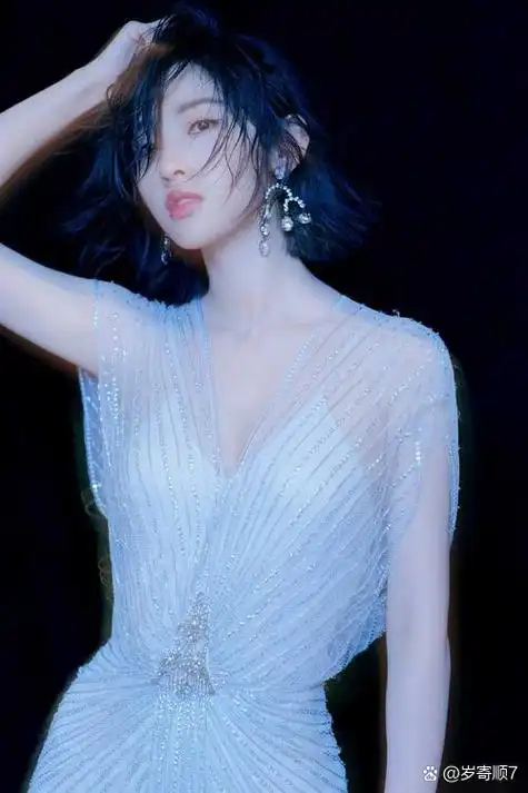 1,周笔畅看男人的眼光不太行,她还交往过一个离异的谢顶男,直接让杨幂