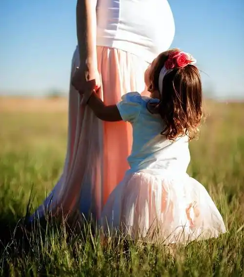 一老板猥亵14岁女孩,上嘴,摸胸仅行拘9日,家长:他是公职人员_贾某民