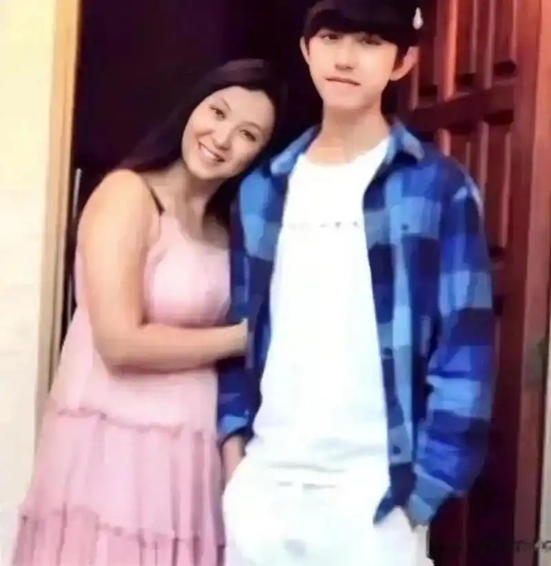 当初吴亦凡妈妈吴秀琴,就因为舍不得800万,结果把儿子送进监狱,万劫不