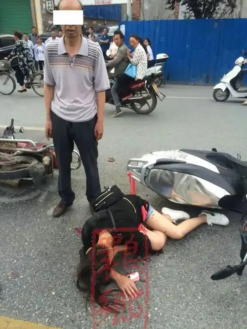 武康路丽景花园路口发生车祸为啥没人及时报警