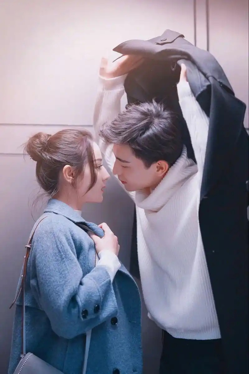 迪丽热巴和邓伦剧里剧外撒狗粮,花样示范高段位情侣装穿法-大秦号