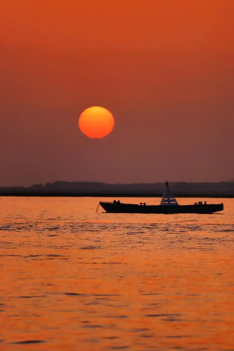 日落归山海,来岳阳吹一吹洞庭湖的晚风,看一场完美的日落吧#我 - 抖音