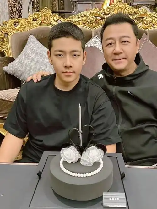 2月26日,演员郭涛晒出一组为儿子郭子睿(石头)庆生的照片,引发网友