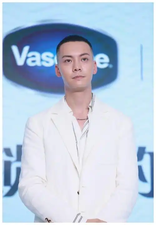 陈伟霆:纯白色西装毛寸发型加持帅爆全场