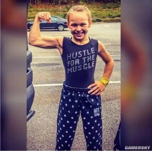 每周力量训练30小时美国10岁女孩凭六块腹肌走红