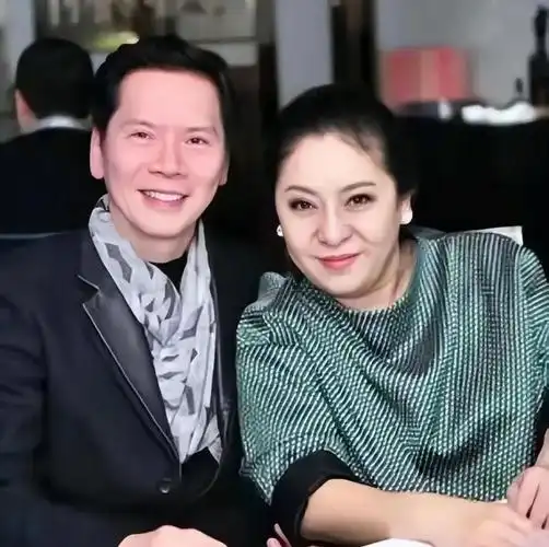 向太夫妇高调撒糖时隔30年重拍恩爱照75岁向华强精神抖擞不显老