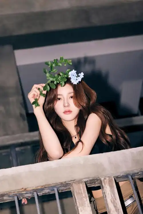 赵露思美照 v领短款上衣搭卡其小短裙 展纤细腰身和美腿 又甜又酷