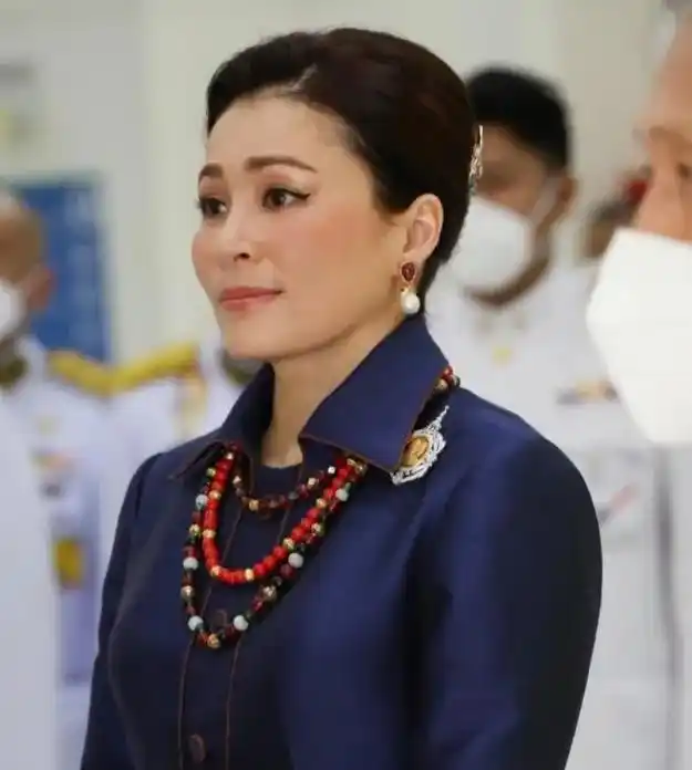 泰王夫妇身穿情侣装亮相,不见37岁诗妮娜贵妃#王室 #泰国  - 抖音