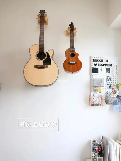 78书房里喜爱的一角——吉他和尤克里里都有了好归处,拿取也超级