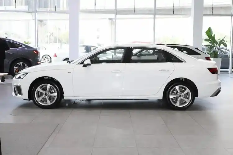 实拍2022款奥迪a4l,30.68万起,轴距超2米9,全系标配2.0t动力