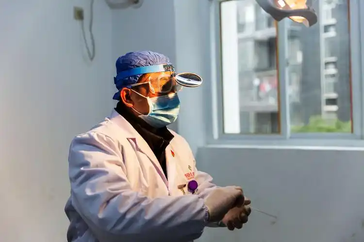 东安县人民医院一名医生正在准备做检验