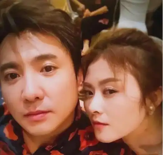 年轻时沈腾和妻子王琦的合影,那时王琦是身材苗条的圆脸美女_网易订阅