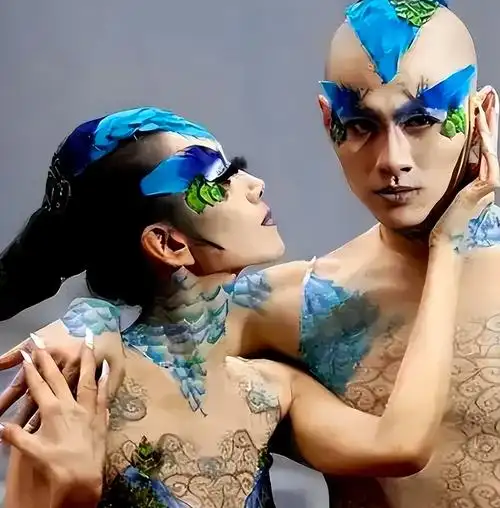 杨丽萍舞伴传来噩耗,王迪因抑郁症从39楼跳下,生命定格于44岁