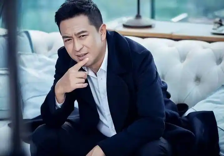 53岁被张嘉译带红,曾2次高考失败,偷户口本结婚和妻恩爱至今