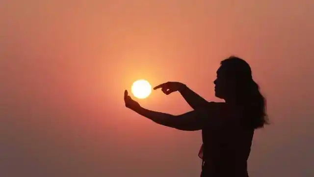 太阳从天边慢慢升起,天空被染成了金黄色,海面波光粼粼,一幅迷人