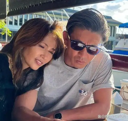 木村拓哉和妻子工藤静香难得同框十指紧扣超级恩爱