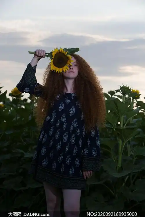向日葵遮眼的长发美女写真原片素材