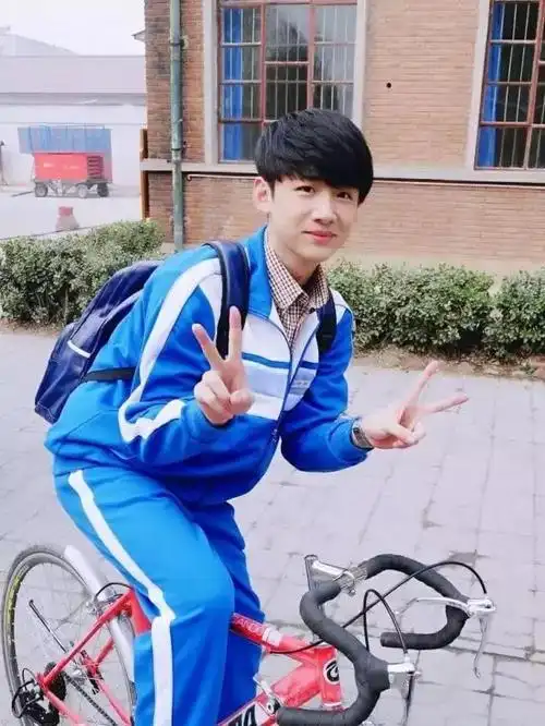 您的校服男神白敬亭已送到,请签收!_网易订阅