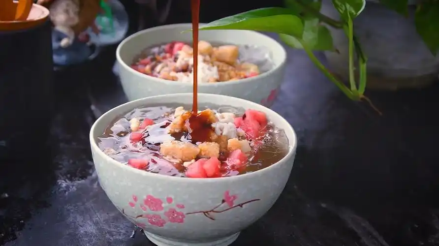 解暑冰爽佳品,风靡川渝的手工糍粑冰粉大揭秘,5元能做一大盆