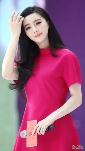 范冰冰微博晒出美照:身穿蓝色连衣裙,端庄优雅,尽显美艳-新闻资讯-高