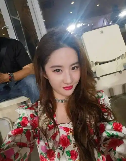 刘亦菲分享美照,姿态妩媚眼神撩人,笑容甜美依旧宛如初恋_魅力_人们