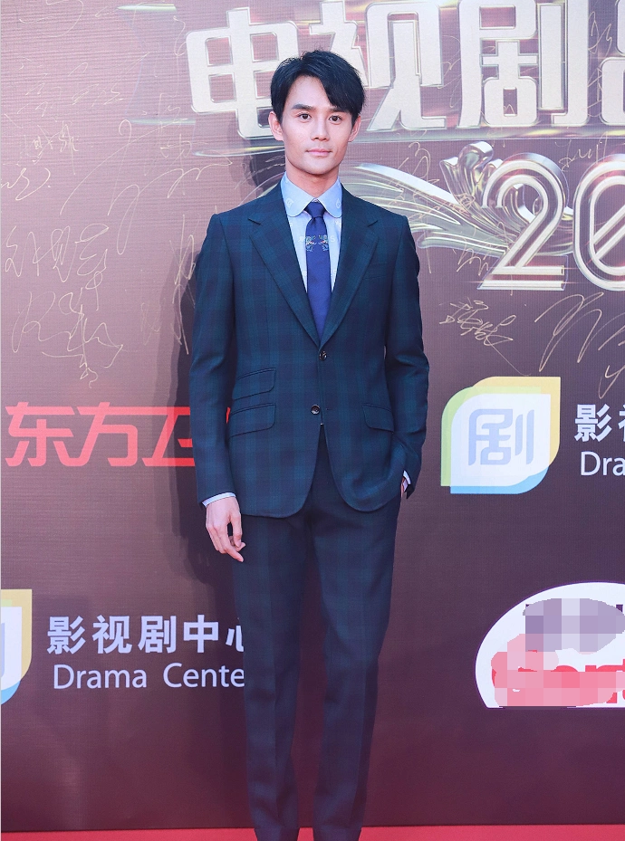 王凯身着绿色格子西装亮相盛典为角色暴瘦 胖瘦自如让人羡慕