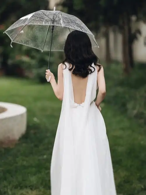 温柔的背影雨天结婚也很优美