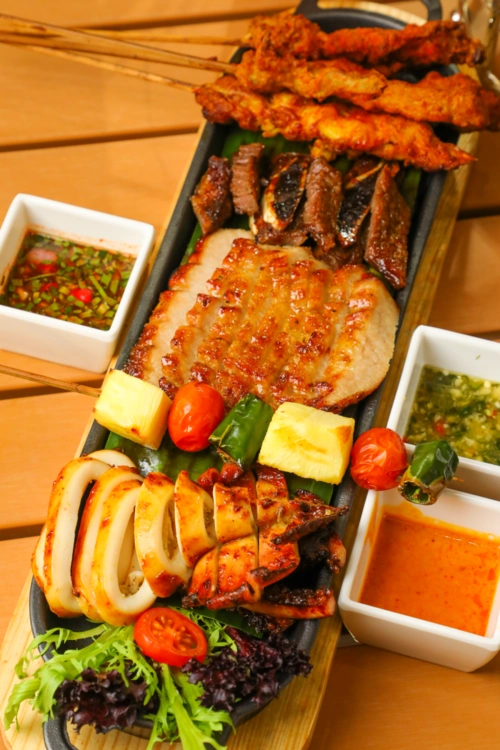 食肉兽必点的炭烧拼盘,里面集合了 5种肉类,还有清口解腻的 果蔬串