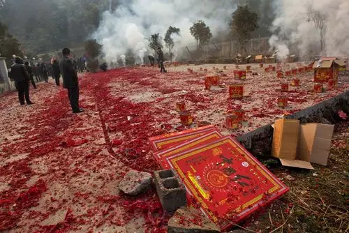 浦江岩头村的鞭炮之多是难以形容的,满地红,漫天烟,震耳欲聋.