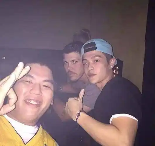 其实照片中和邓紫棋牵手的男子,就是她的新造型师markngai.