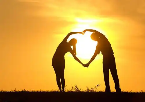 唯美夕阳浪漫情侣图片_漫步于黄昏美景