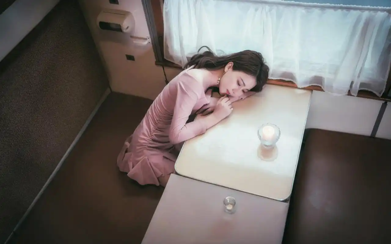 性感露肩美女列车写真图片桌面壁纸