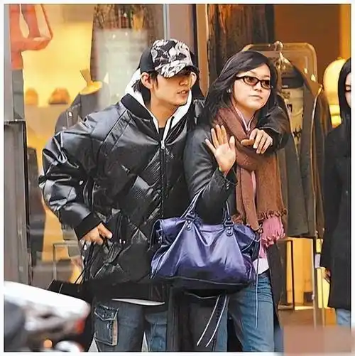 周杰伦前女友侯佩岑出童书,携俩儿子做宣传,弟弟罕见出镜颜值不及哥哥