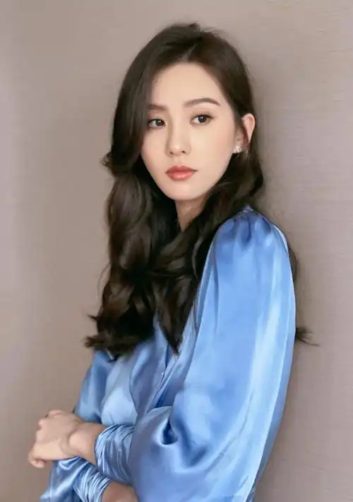 刘诗诗丝绸长裙优雅灵动,长发披肩温婉大方,吴奇隆果真好眼光