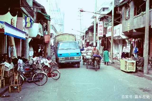 老照片:1990年的成都,人潮涌动的街头,那时就有送饭的外卖小哥