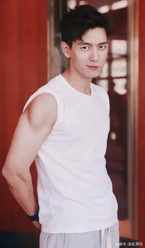 李现肌肉照荷尔蒙爆棚,没想到不仅颜值高,身材也超a!