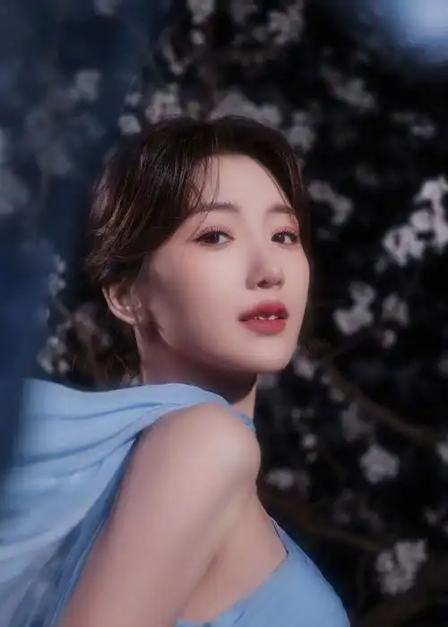 毛晓彤微博之夜蓝色礼服写真,灵动优雅,娇俏可人!_高清图集_新浪网