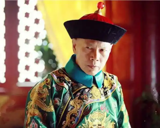 哭闹,还是被慈禧命令身边的二总管崔玉贵和几个小太监将珍妃拖了下去