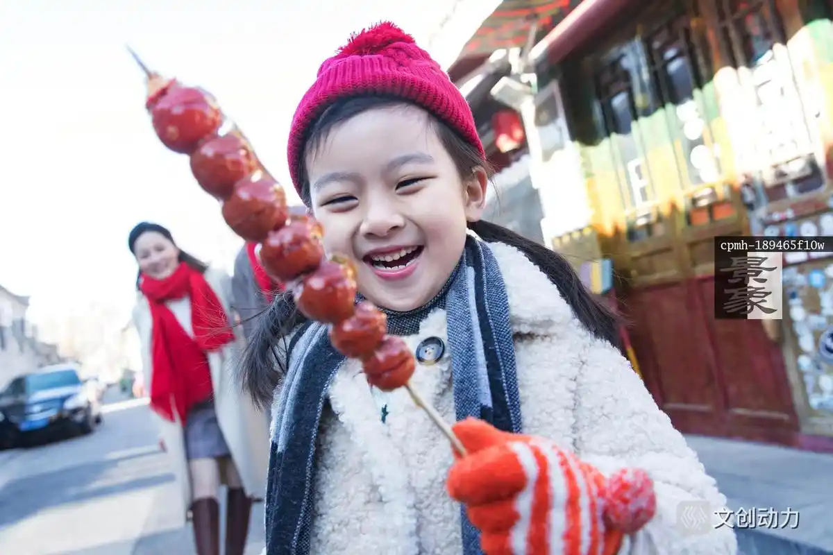 快乐的小女孩吃糖葫芦