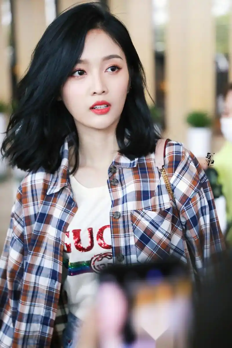 吴宣仪上班饭拍,短发搭格子衬衫真的又酷又飒啦!