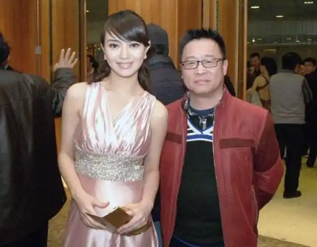 据说金玉婷的老公是著名演员张子健,有传闻称两人已经分居多年,婚姻并