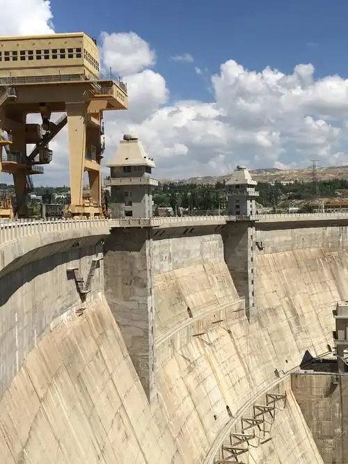 黄河第一坝———青海龙羊峡水电站.