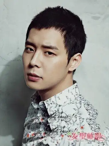 男士碎平头发型图片 什么头型适合剪碎发