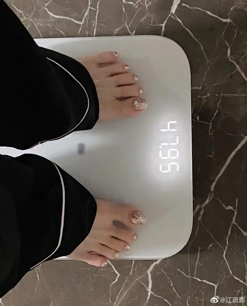 江疏影红毯造型大气优雅,工作室晒图称其体重120斤,姐姐急了