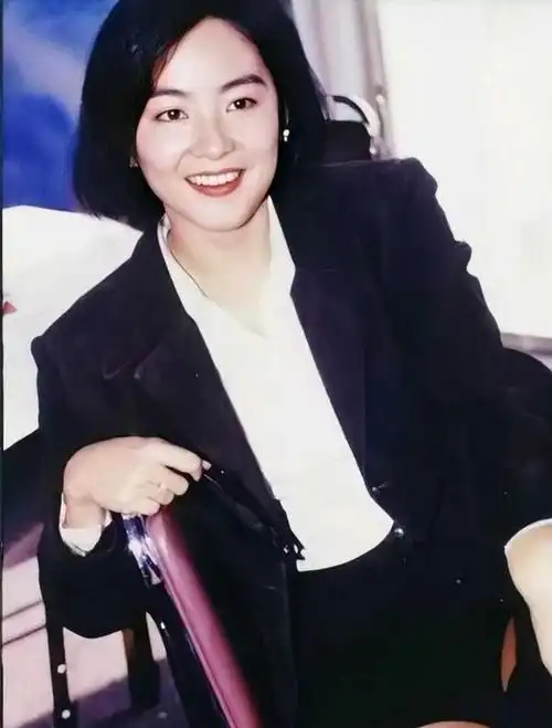 林青霞穿黑色裙配波波头短发,简约款穿出高级感,衣品太好了