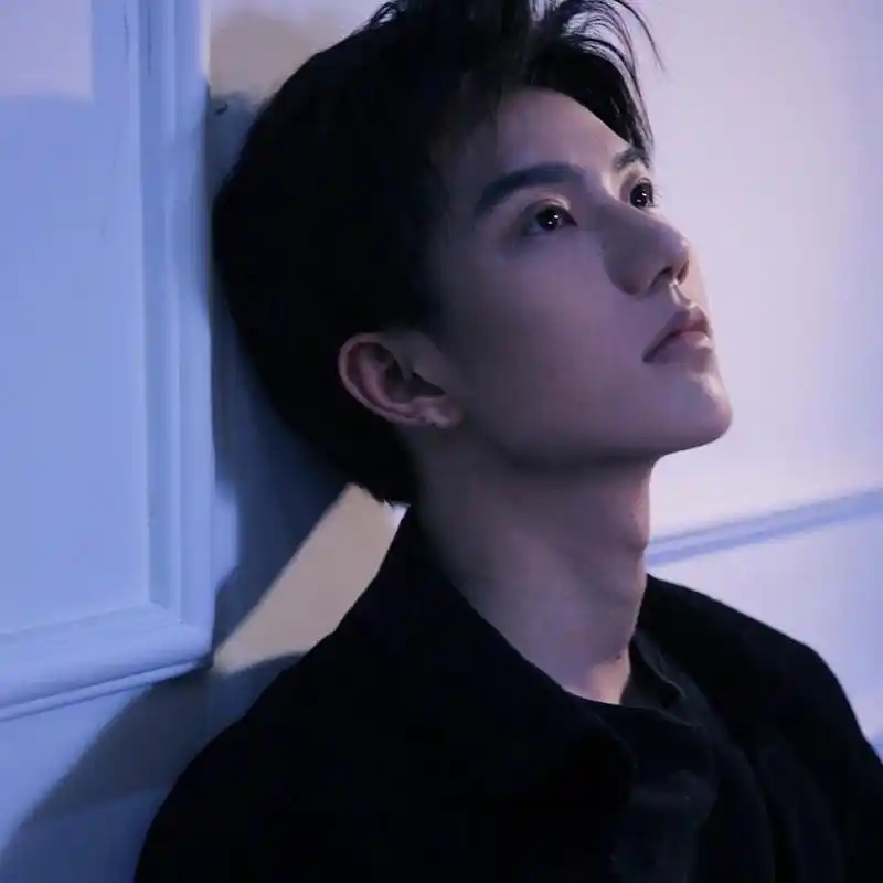 qq帅气高冷男生头像,男生头像图片-回车桌面