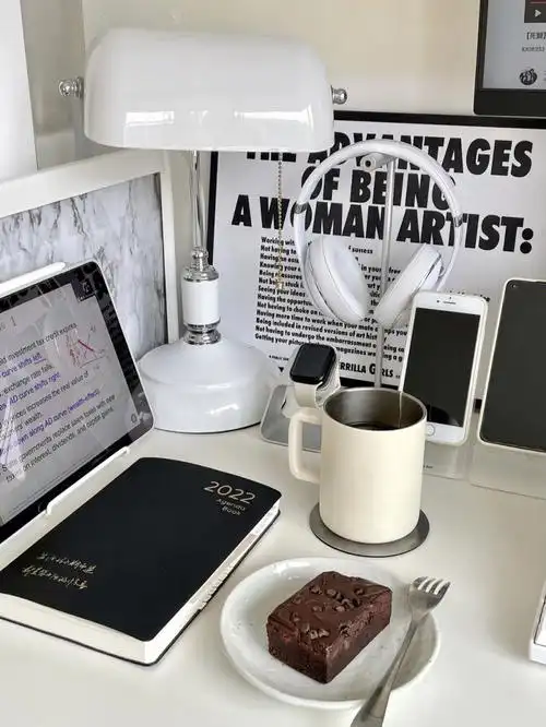 ins风黑白灰简约书桌无性别概念