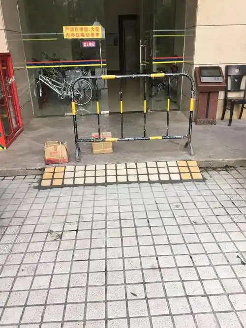 19栋a单元门口做斜坡